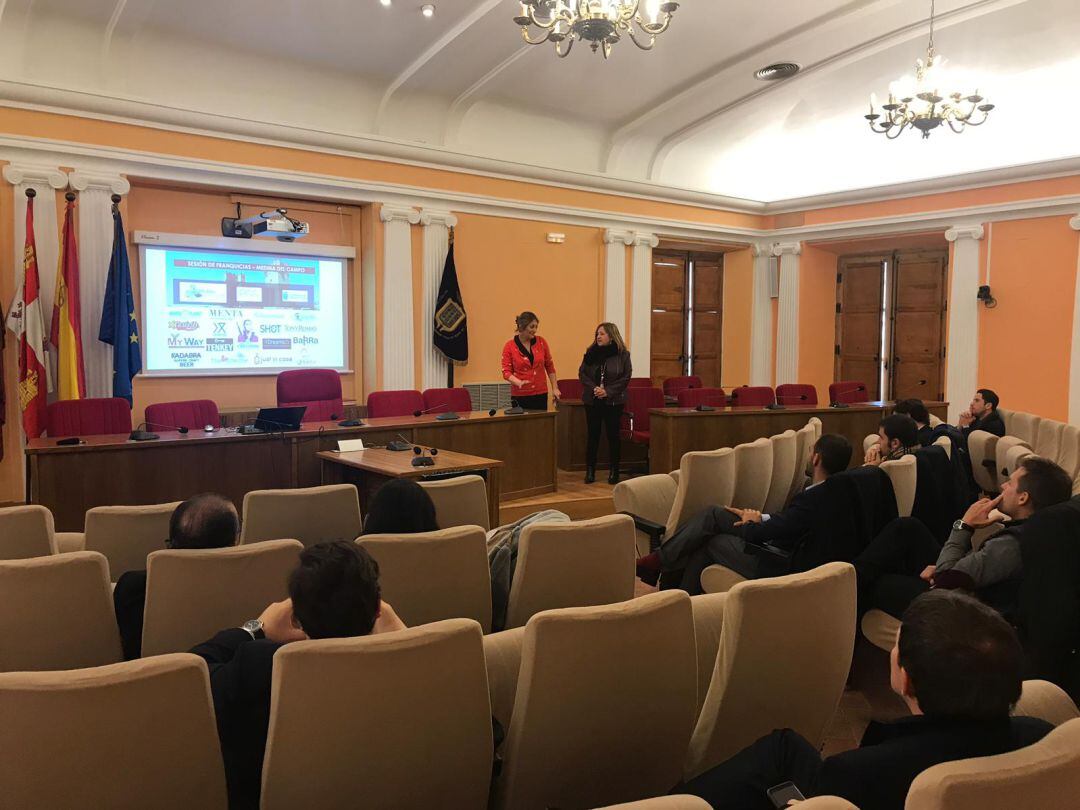 La alcaldesa de Medina del Campo ha dado la bienvenida a los participantes en la jornada de franquicias