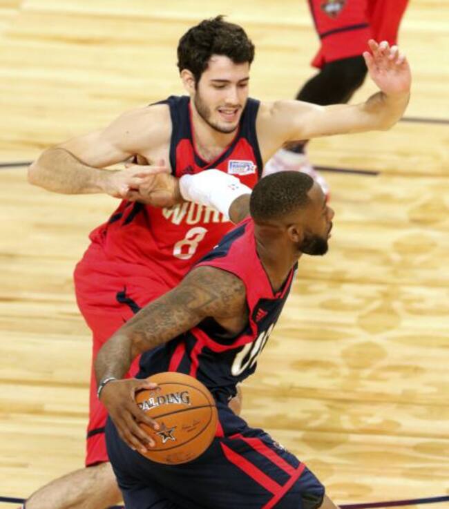 Abrines persigue a Jonathan Simmons.