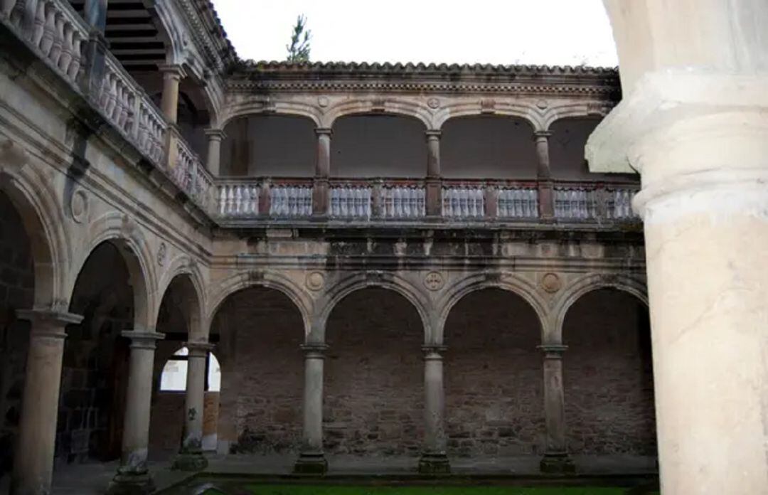 Dos hombres accedieron al monasterio con la intención de robar y, tras ser sorprendidos en su interior por un religioso, se dieron a la fuga por un balcón, lo que hizo que uno de ellos sufriera una caída, que obligó a su traslado al hospital, donde fallec