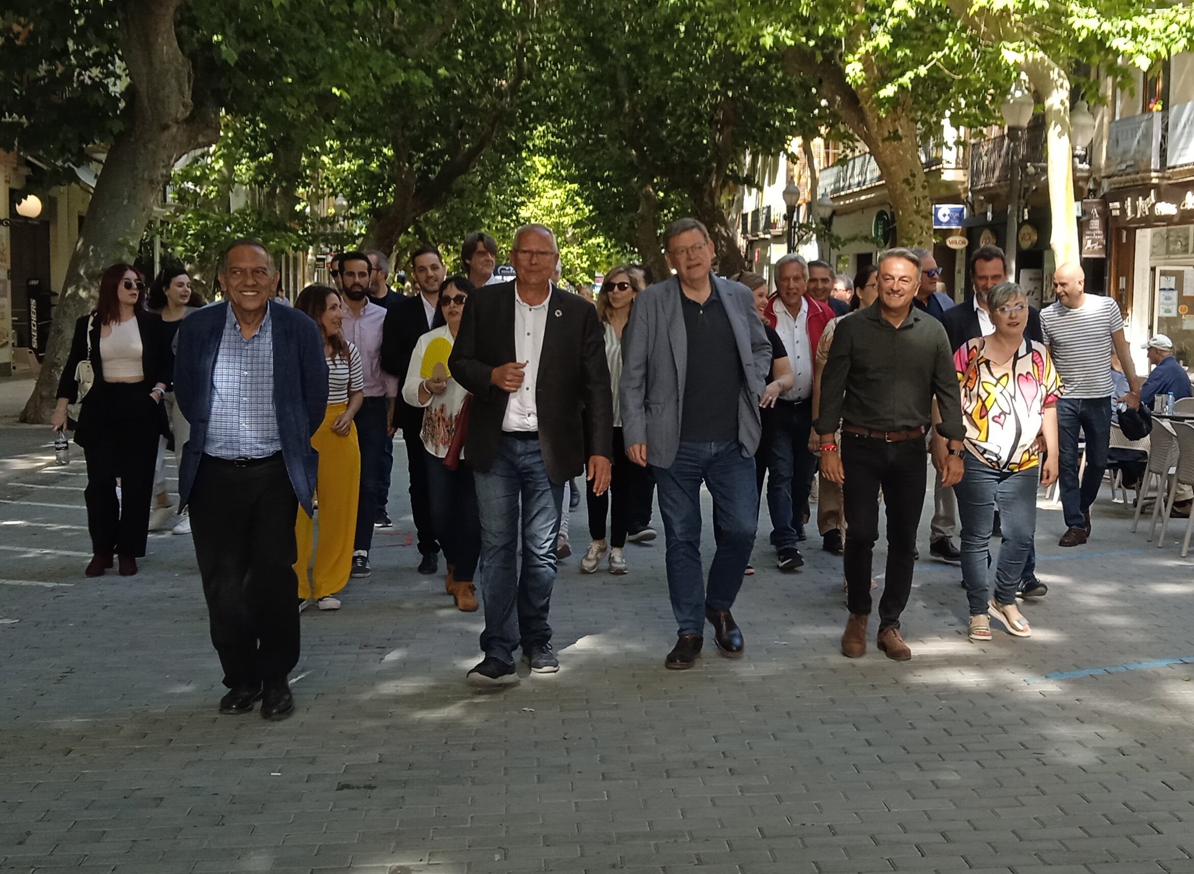 Ximo Puig rodeado de los candidatos Socialistas a las alcaldías de la Marina Alta, en la calle Marqués de Campo de Dénia.