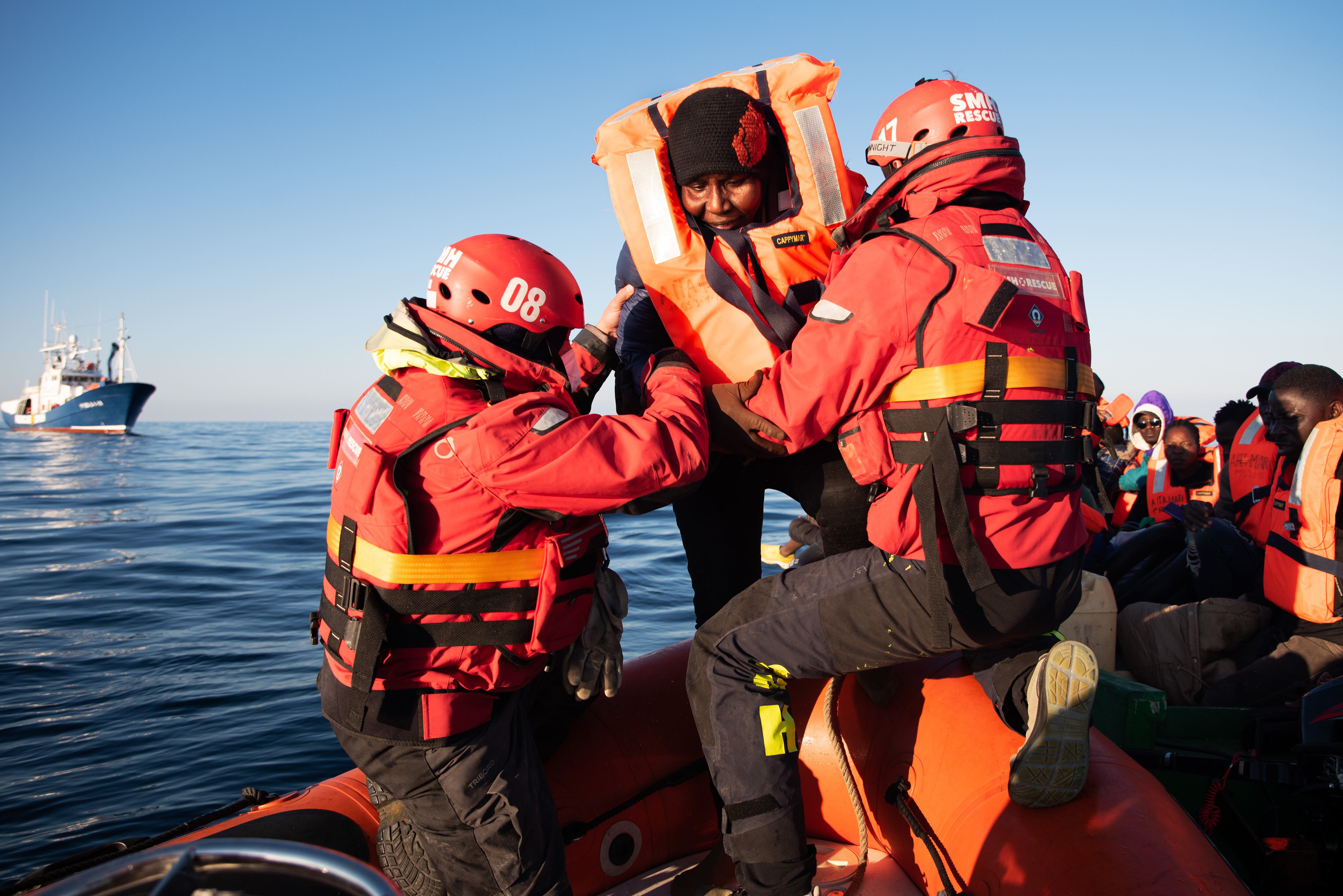 Imagen de archivo de los tripulantes del equipo de Salvamento Marítimo Humanitario tras el rescate de una patera