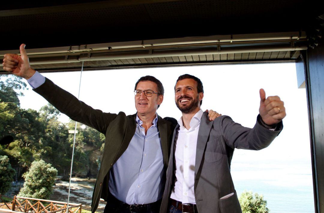 El presidente del PP, Pablo Casado (d), acompañado por el dirigente del partido en Galicia y presidente de la Xunta, Alberto Núñez Feijóo (i), durante el encuentro con militantes que han mantenido este domingo en el concello coruñés de Oleiros.