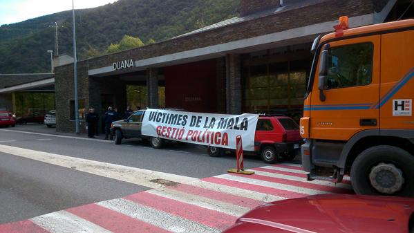 Un moment de la protesta dels duaners, avui, a Sant Julià