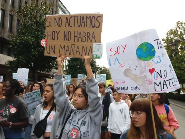 Jóvenes por las calles de Oviedo pidiendo medidas por el clima