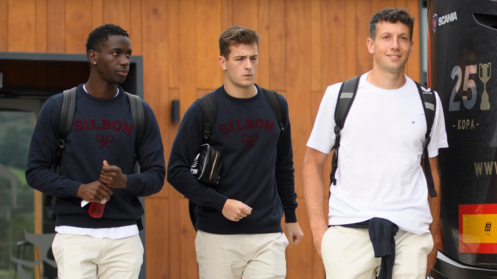 Los jugadores del Athletic salen de Lezama hacia el aeropuerto para viajar a Roma, donde este jueves debutan en la Europa League 2024/25