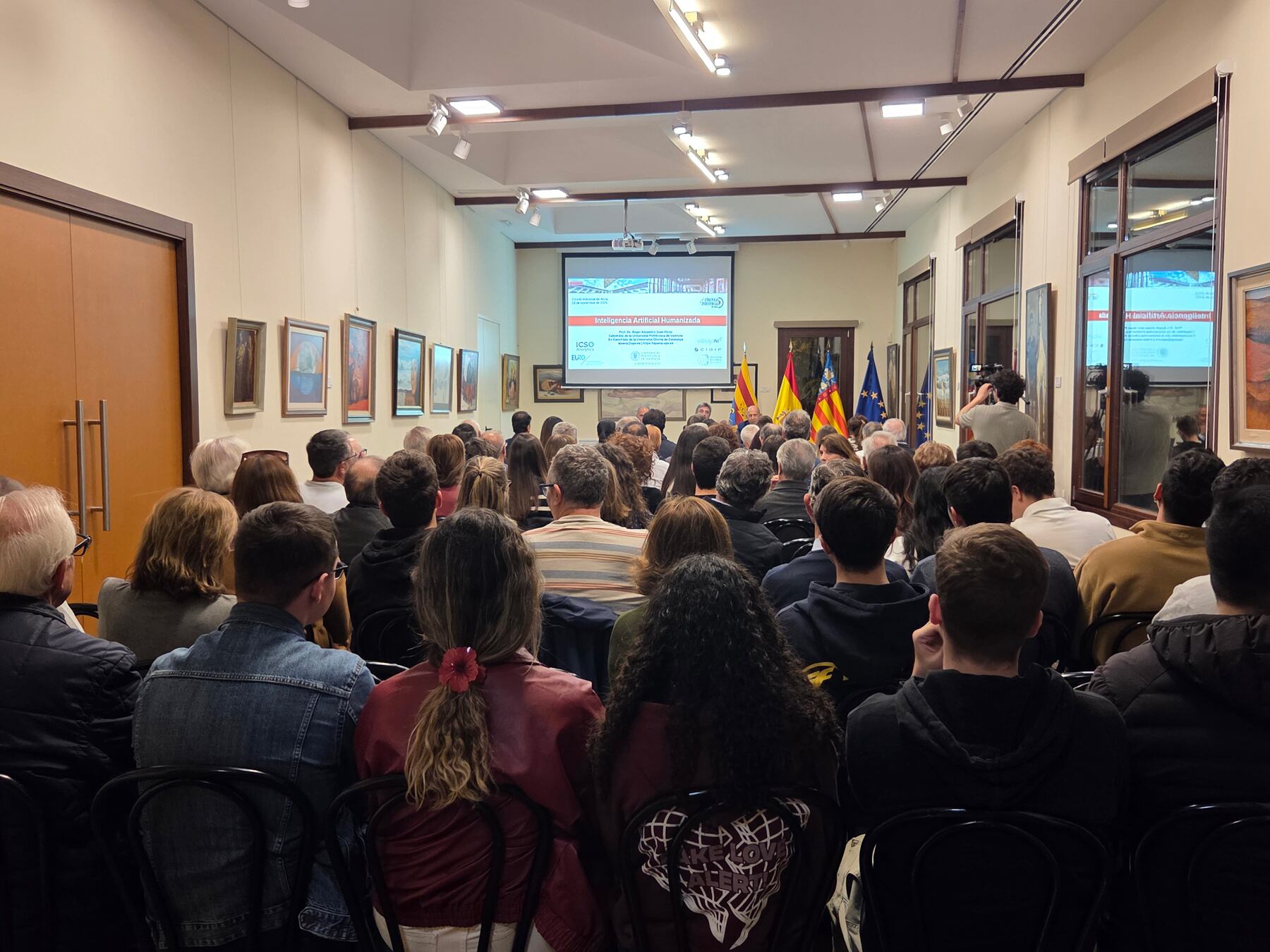 La sala Ramón Castañer se ha llenado hasta los topes para seguir esta conferencia