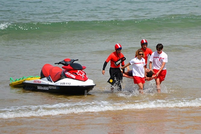Miembros de Cruz Roja en la playa de la Concha