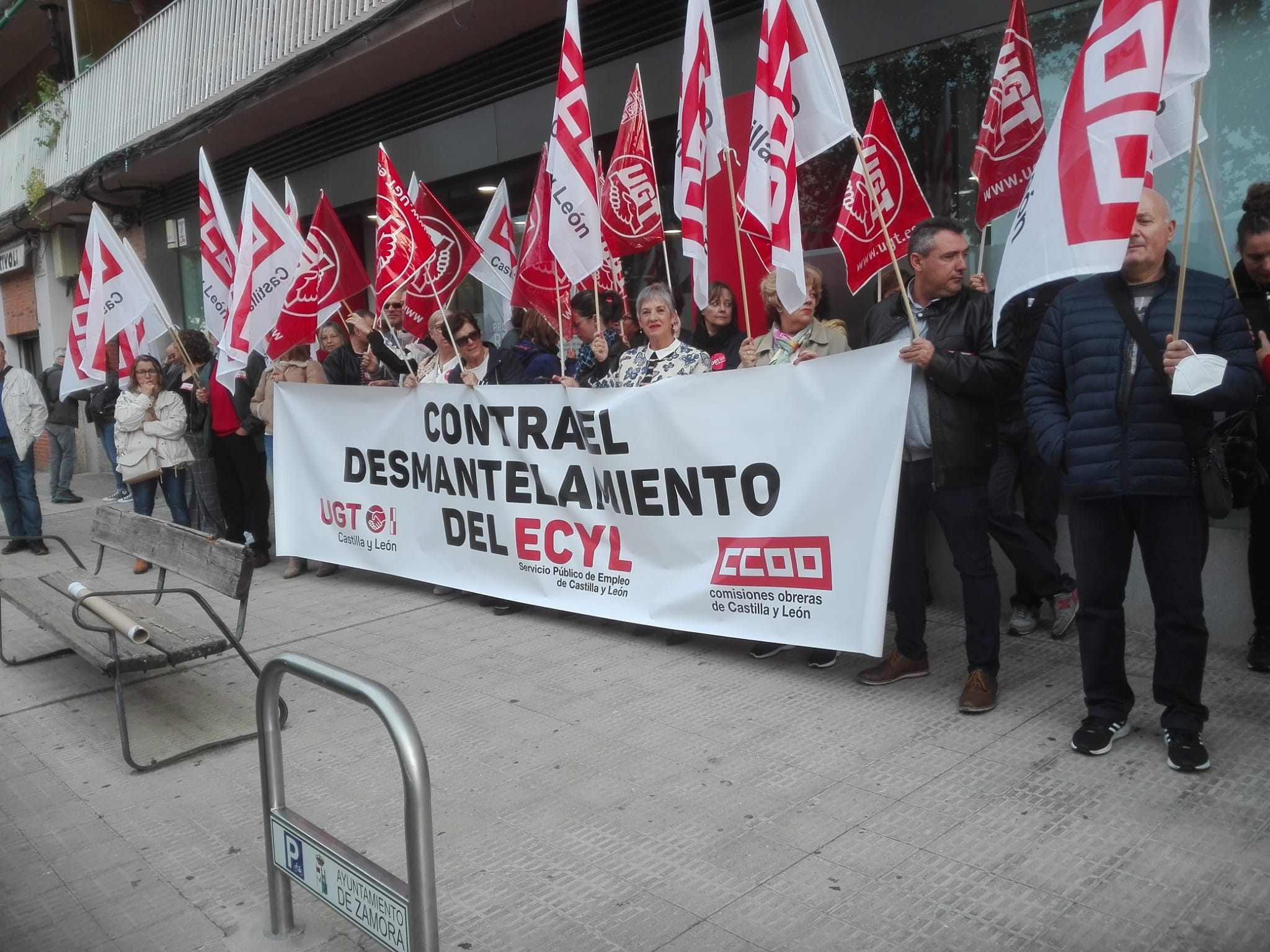 Concentración de los sindicatos ante la oficina del ECyL en Zamora