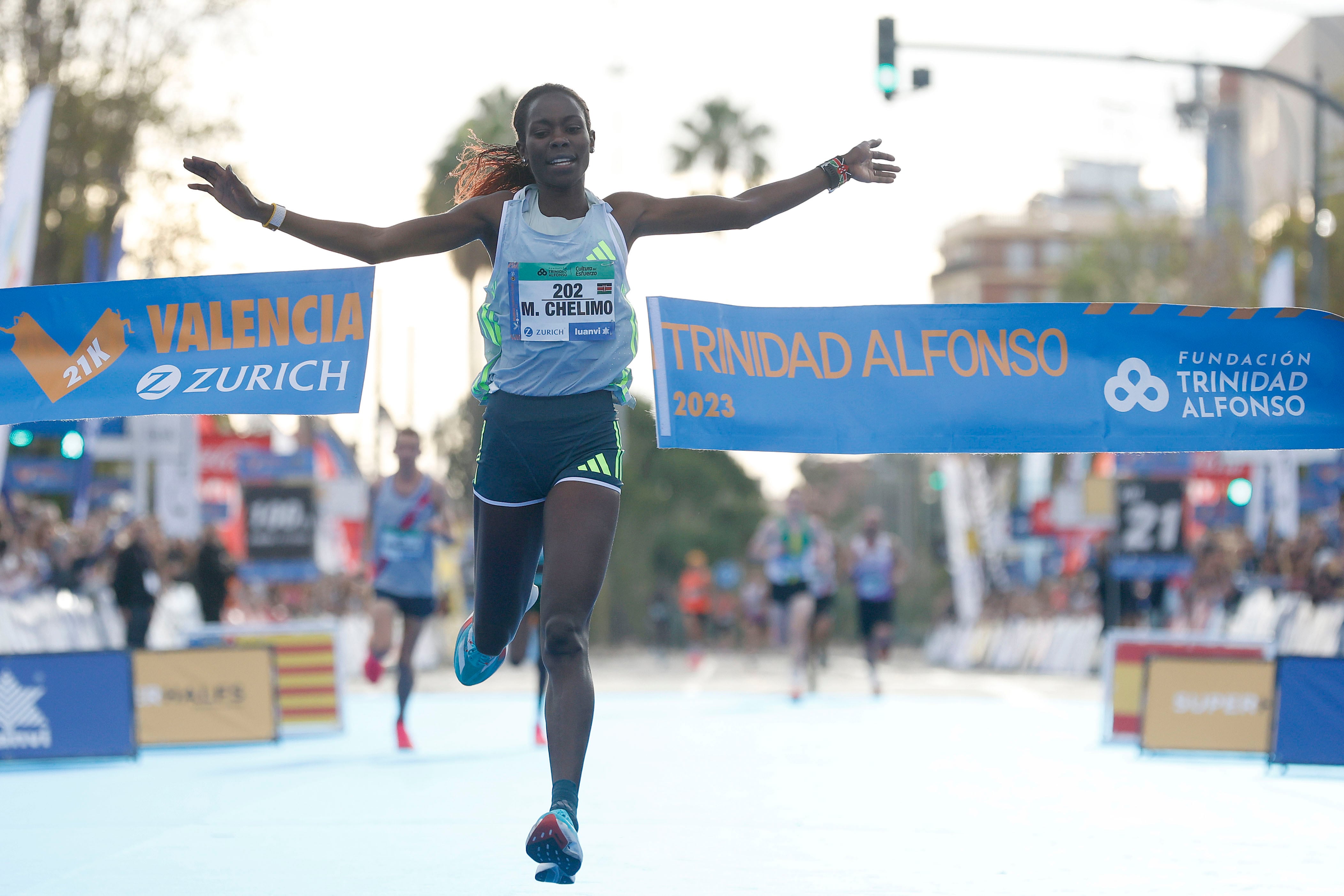 Los atletas kenianos Kibiwott Kandie y Margaret Chelimo (en la imagen) fueron los vencedores de las 32º edición de la Media Maratón de Valencia (España), en una carrera que contó con 22.000 participantes y en la que Carlos Mayo y Laura Mayo batieron el récord nacional de la distancia.