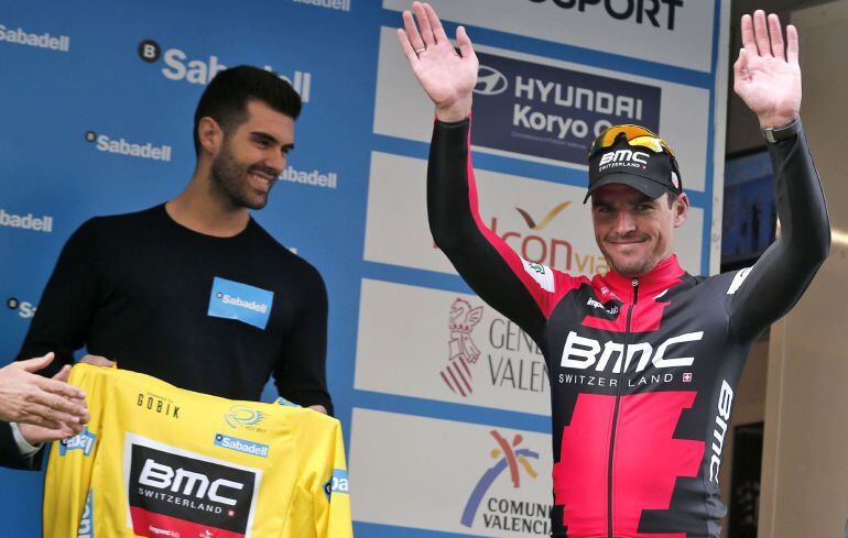 El ciclista belga del equipo BMC, Greg Van Avermaet, recibe el jersey de líder de la Volta a la Comunitat Valenciana tras la disputa de la segunda etapa.