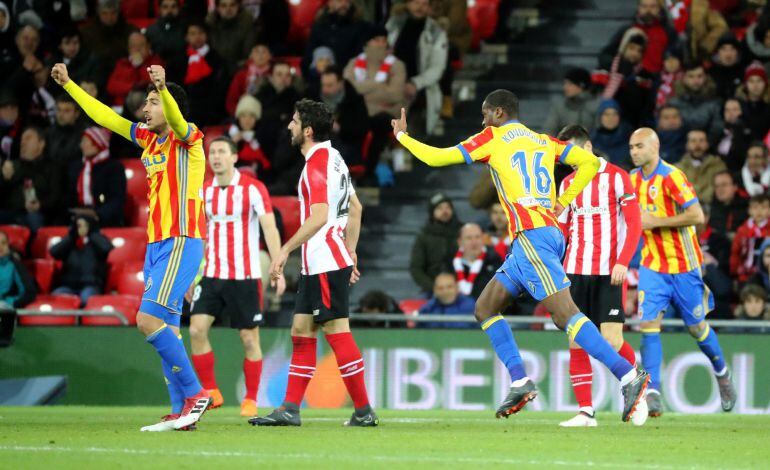 Los jugadores del Valencia celebran el primer gol del partido anotado por el defensa francés, Geoffrey Kondogbia frente al Athletic, durante el encuentro correspondiente a la temporada 2017-2018