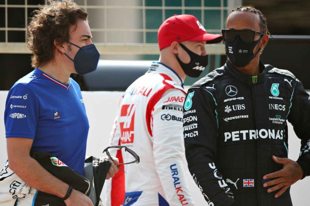 Fernando Alonso (izquierda) y Lewis Hamilton (derecha), durante los test de Baréin.