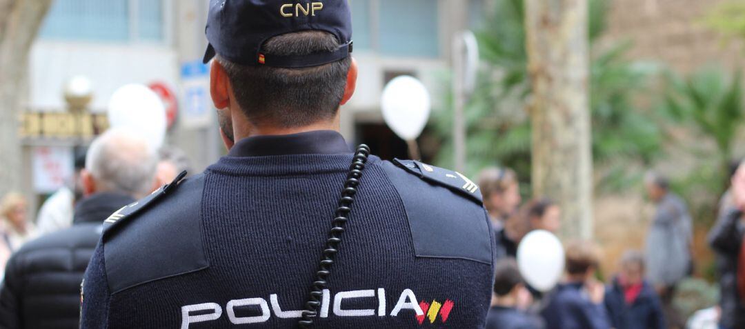 Un agente de la Policía Nacional