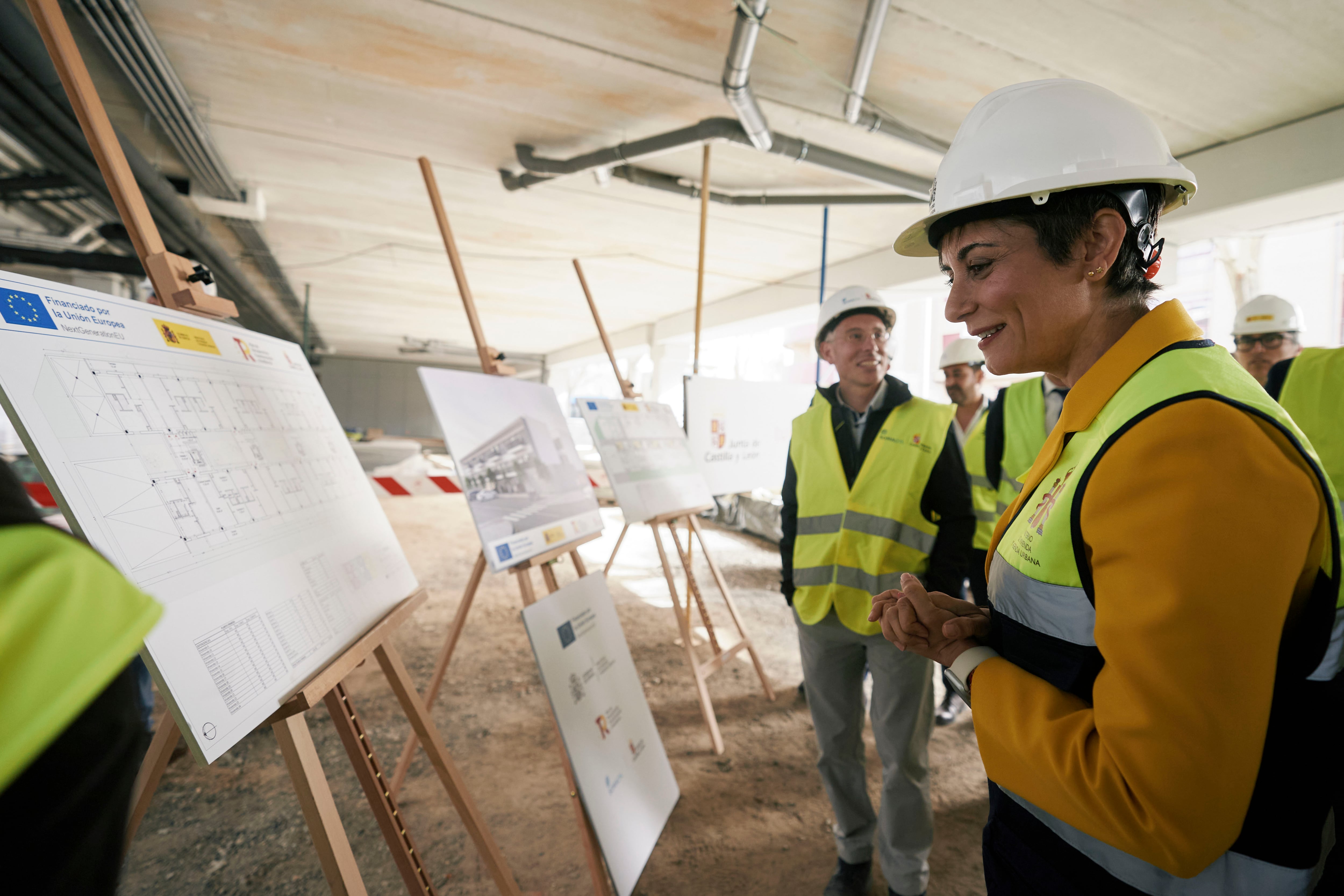 ÁVILA, 10/04/2026.- La ministra de Vivienda y Agenda Urbana, Isabel Rodríguez, durante la visita este viernes a las obras de construcción de una promoción de 40 viviendas asequibles para jóvenes en Ávila. EFE/ Raúl Sanchidrián
