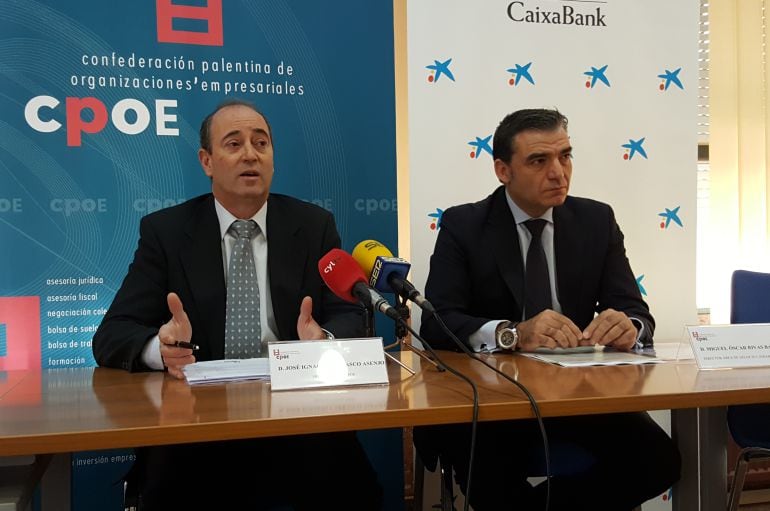 José Ignacio Carrasco (i) Presidente de la CPOE y Miguel Rivas, Director de Área de Negocio de CaixaBank en Palencia