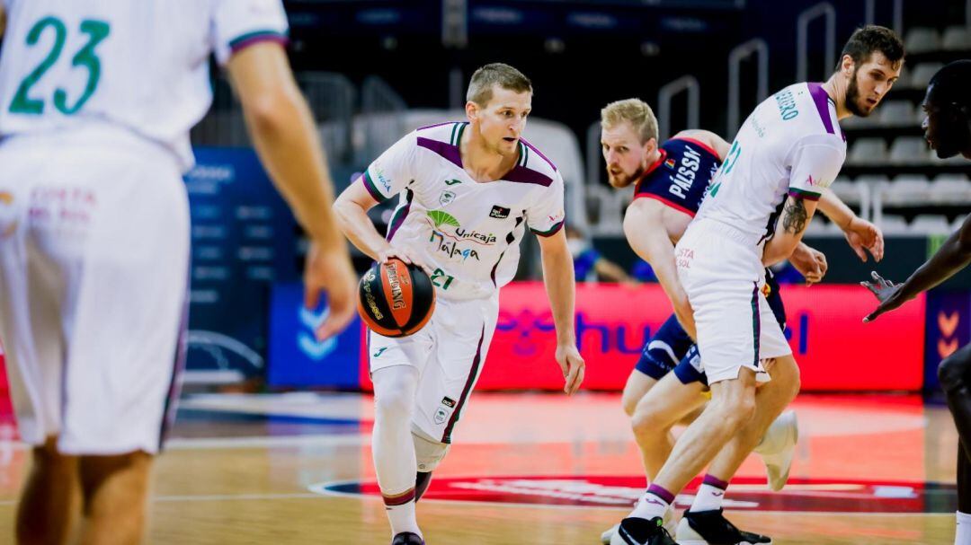 Wazcynski bota el balón en el partido de ida en Andorra