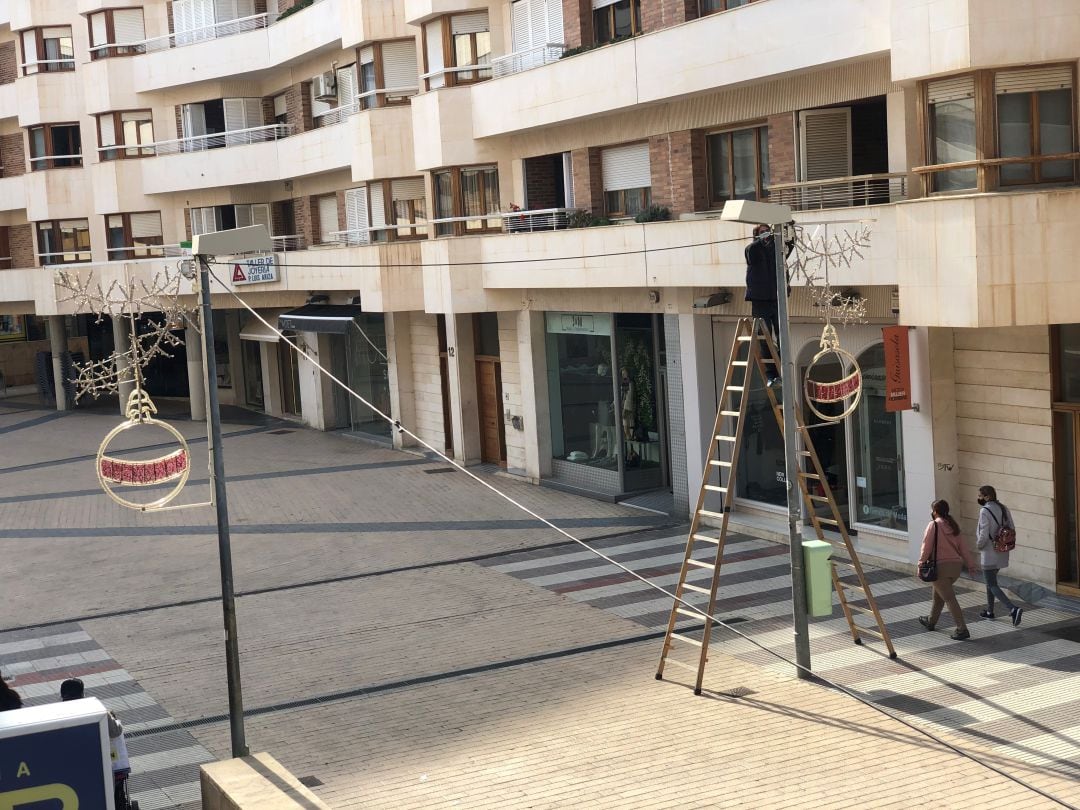 Instalación del alumbrado navideño en la Plaza Sancho el Fuerte de Tudela