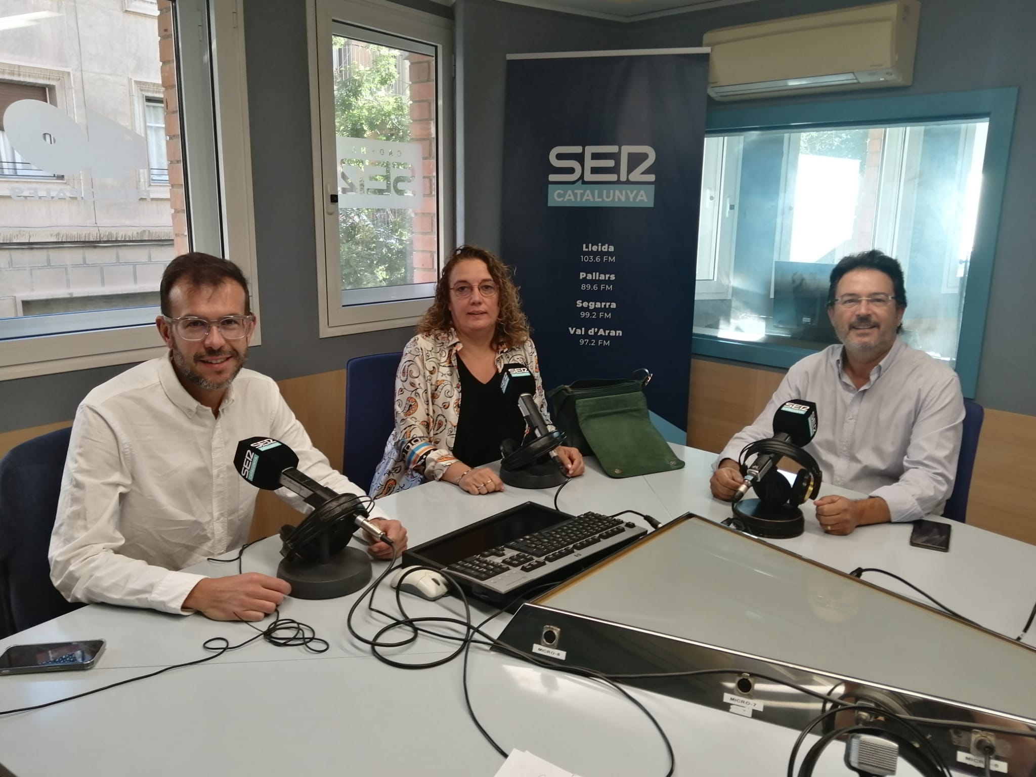 D&#039;esquerra a dreta, Amador Marqués, Inés Granollers i Isidre Gavín. Durant el debat de Ràdio Lleida.