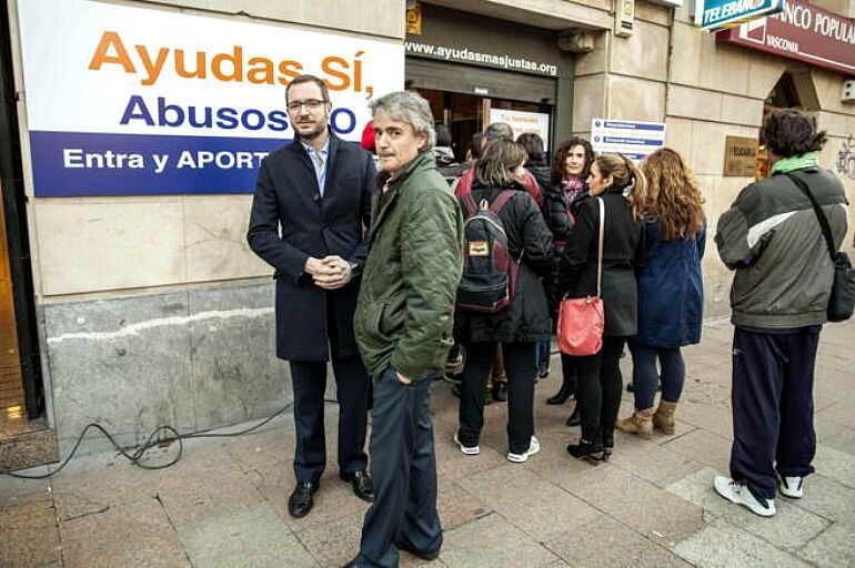 Javier Maroto junto a la sede en Vitoria de &#039;Ayudas más Justas&#039; el día de su inauguración