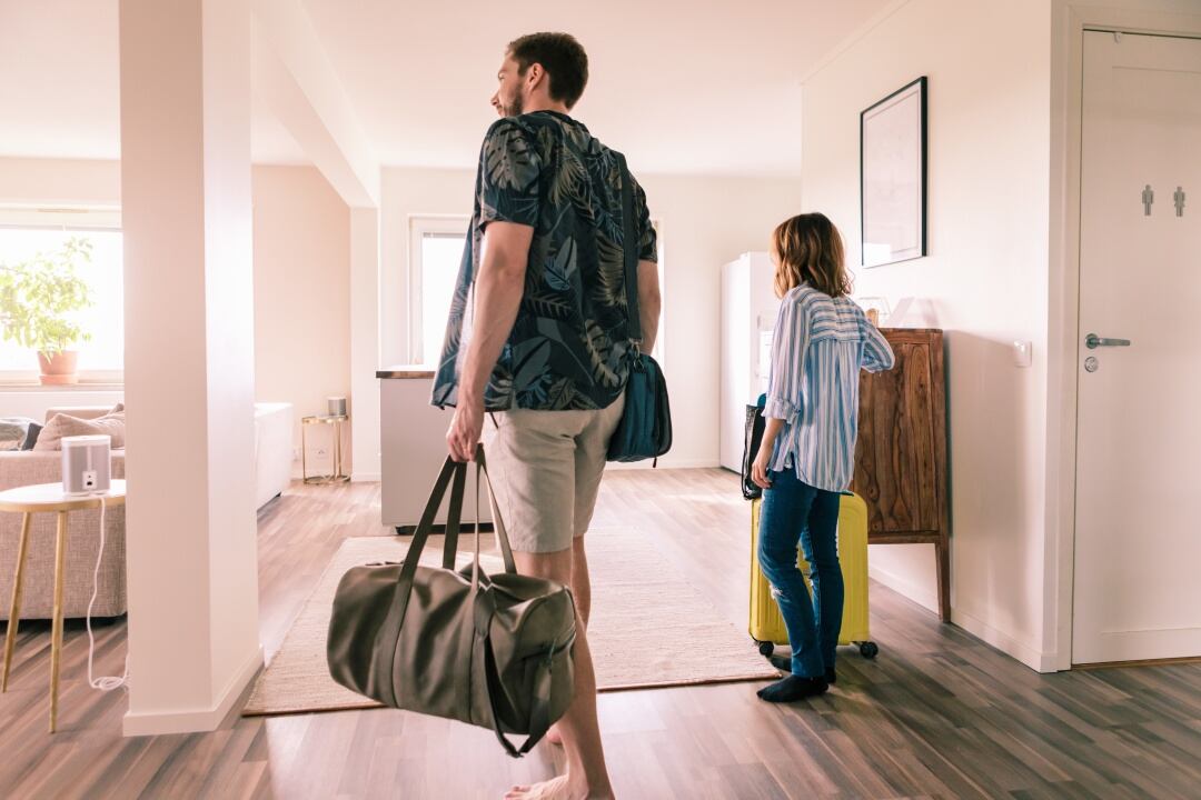 Un padre y su hijo entrando en un piso turísticos.