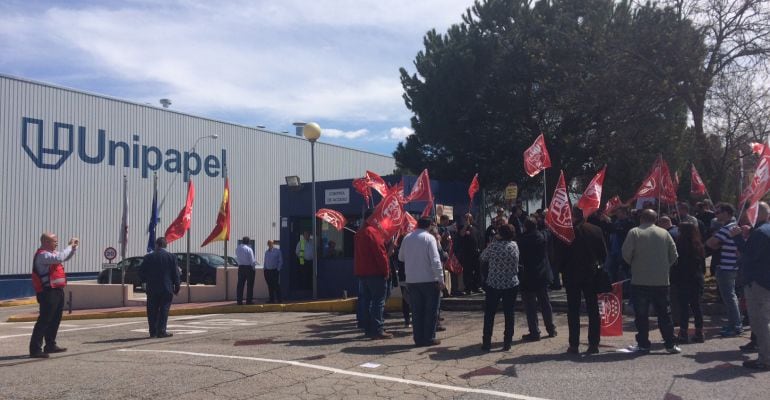 Manifestación frente a la planta de UNIPAPEL en Tres Cantos