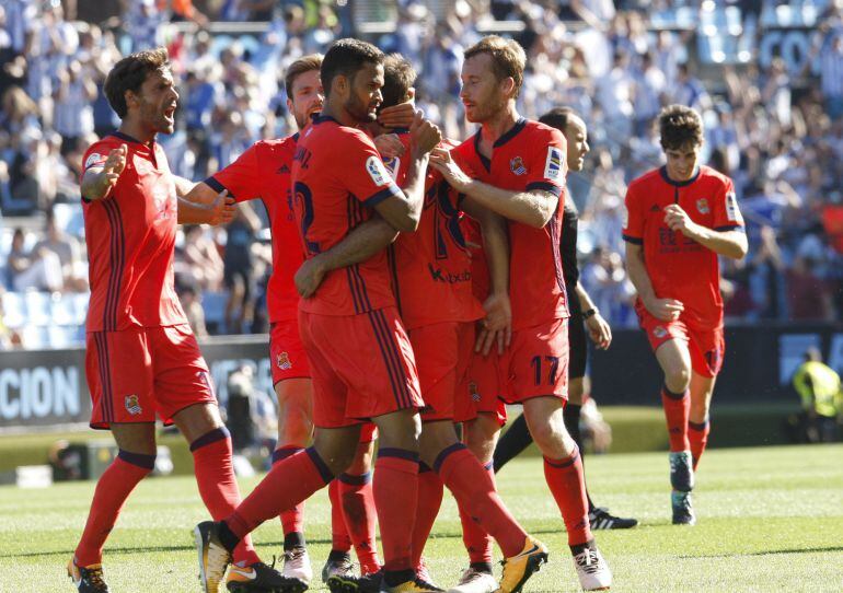 Los jugadores de la Real Sociedad celebran el gol marcado por su compañero Mikel Oyarzabal.
