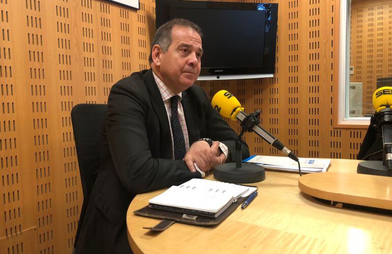 El secretario general de la Asociación de Hostelería de Gipuzkoa, Kino Martínez, en los estudios de Radio San Sebastián. 