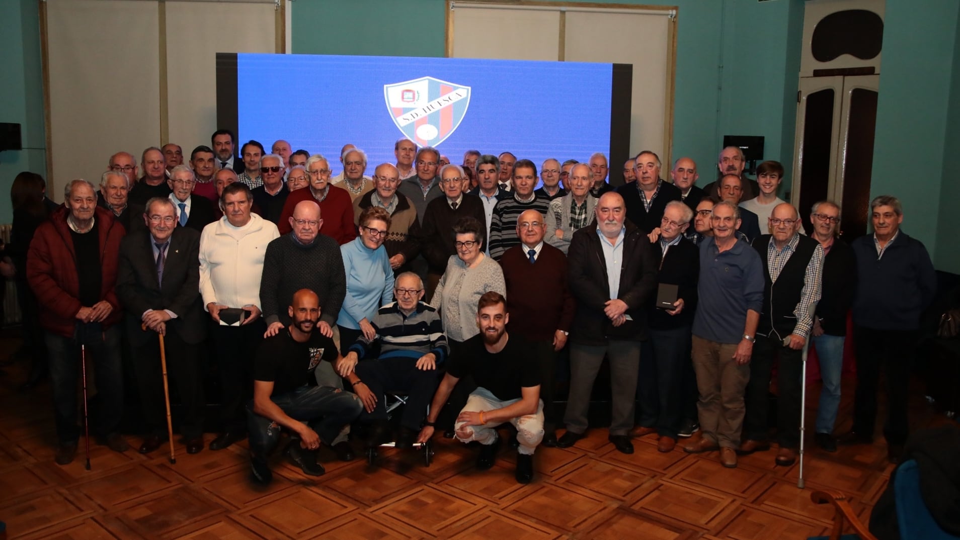 Antonio Albert, en el centro, junto a Mikel Rico y Pulido en el homenaje que el club realizó hace algunos años a los 50 socios más antiguos de la SD Huesca