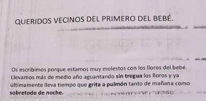 El cartel que unos vecinos han colgado en la casa de otros que tienen un bebé.