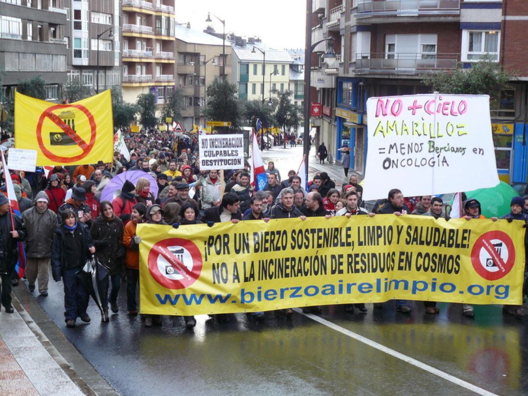 Imagen de archivo de la última manifestación de Bierzo Aire Limpio contra Cosmos