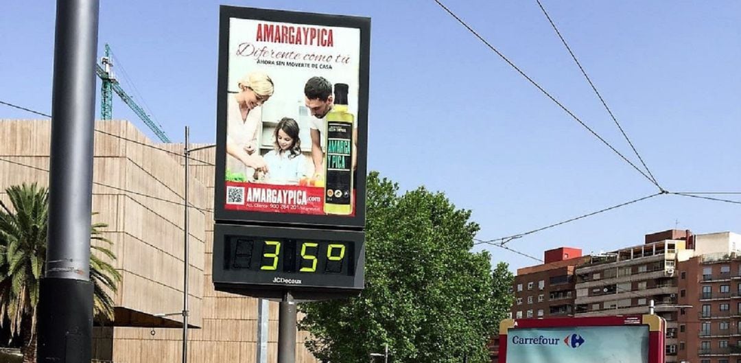 Un reloj termómetro de la anterior etapa junto al Museo íbero.