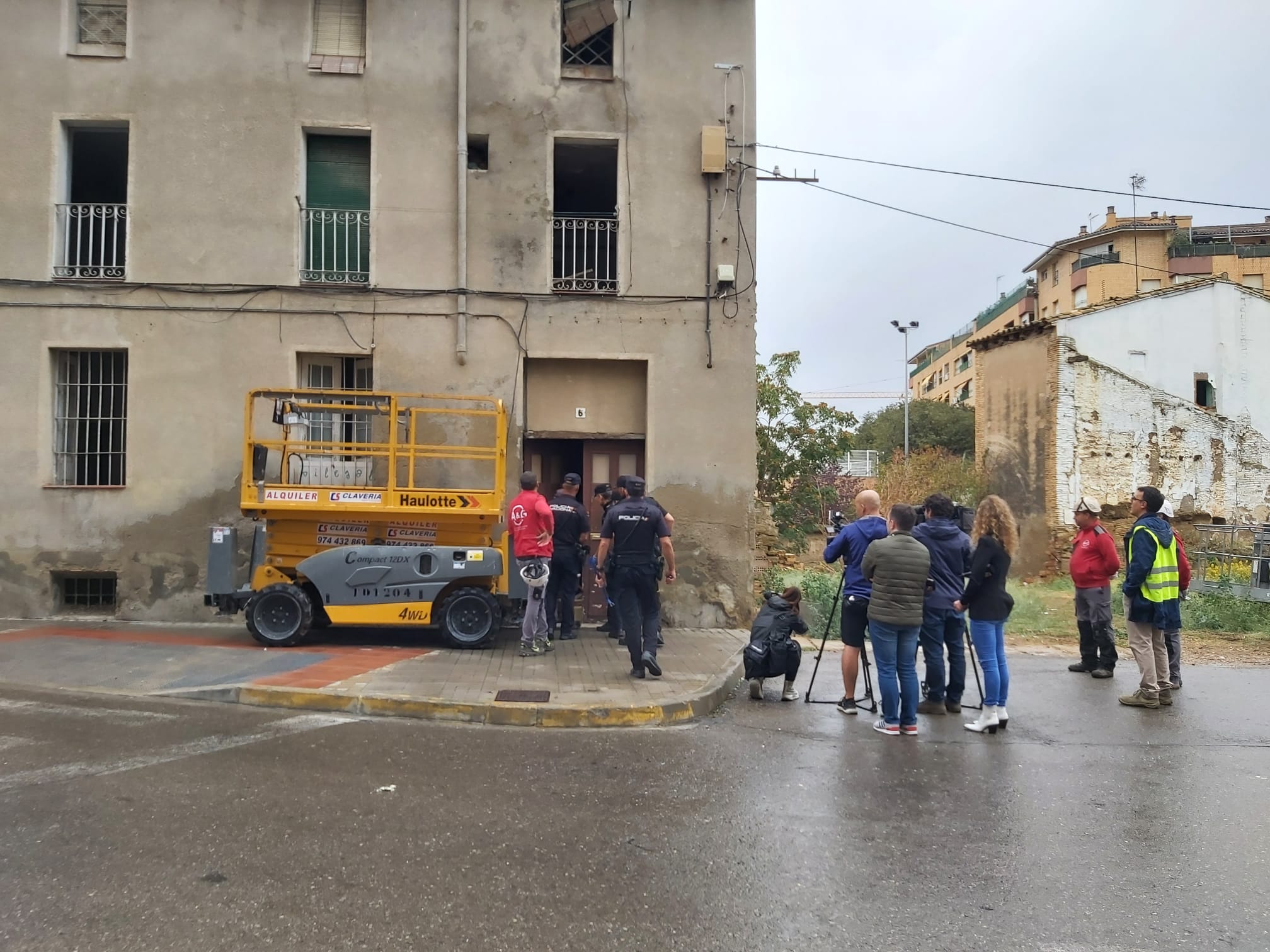 La Policía Nacional entrando en el inmueble que se va a derribar