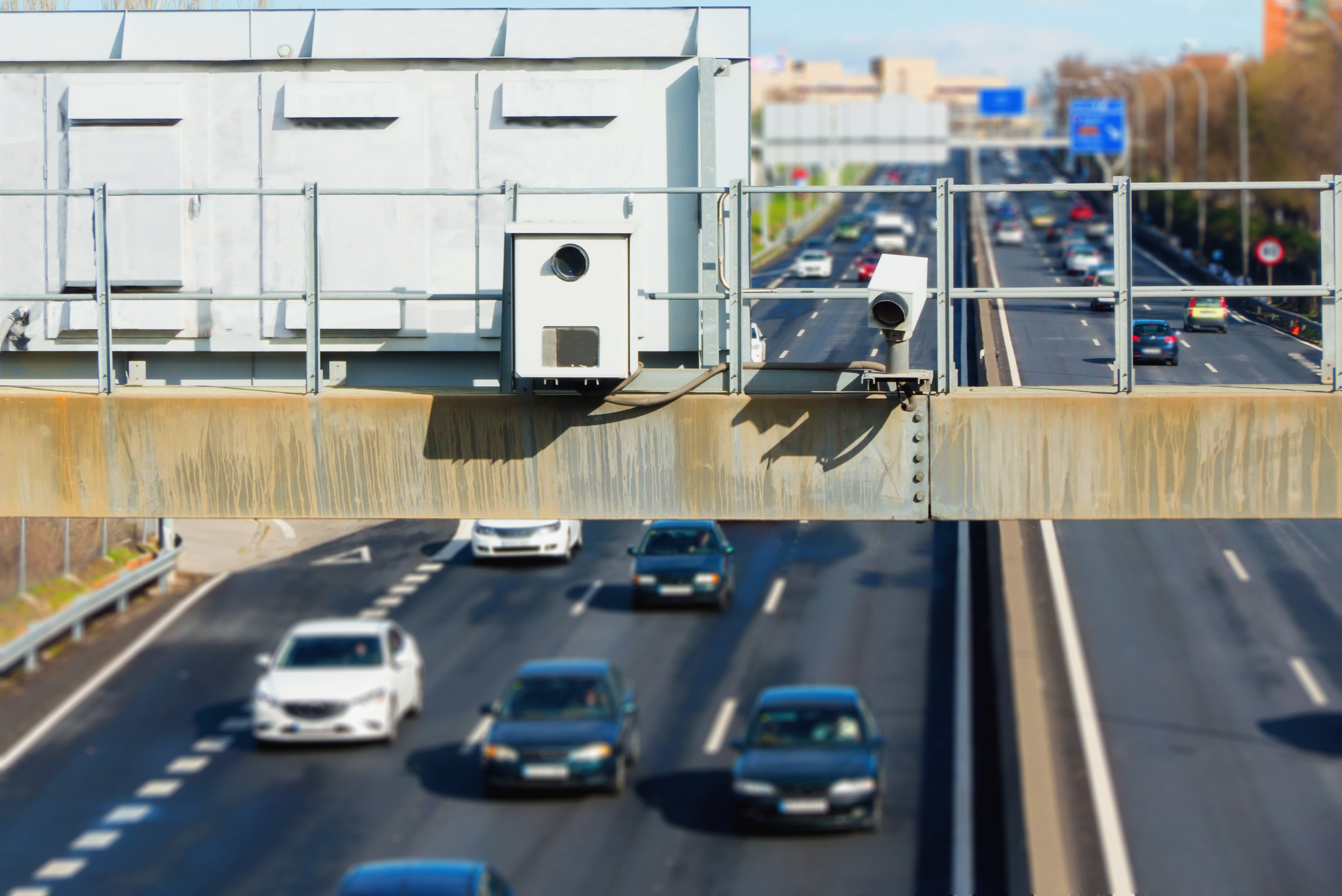 La inteligencia artificial vigila las carreteras: dónde están las cámaras que controlan el uso del cinturón y del móvil en Castilla-La Mancha