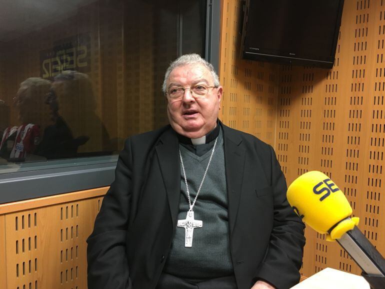 El Obispo de Palencia, Manuel Herrero, en los estudios de Radio Palencia de la Cadena SER