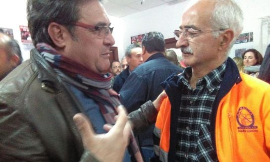 Julián Carretero, líder de Comisiones, conversa con un minero tras levantarse el encierro