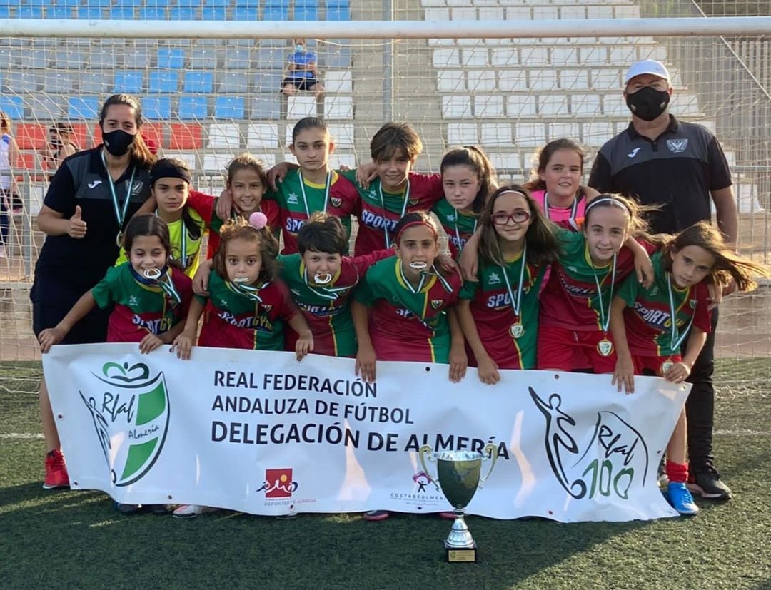 Las jugadoras del Pavía posando como campeonas de la Copa.