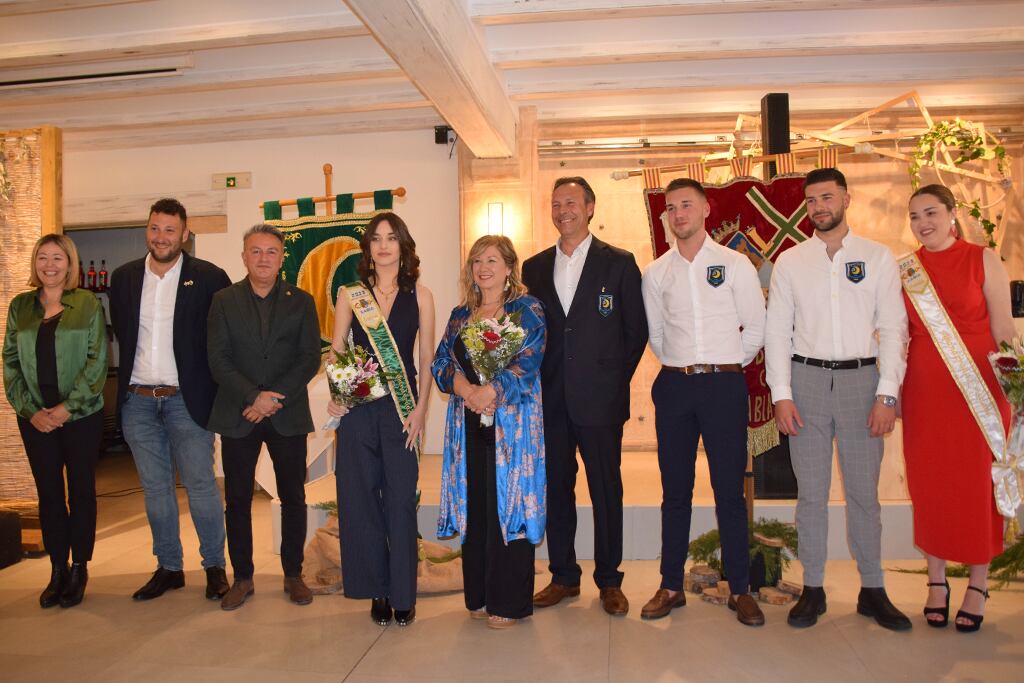 Abanderadas y Capitanes 2023 junto al presidente de la Junta de Festes y autoridades municipales.