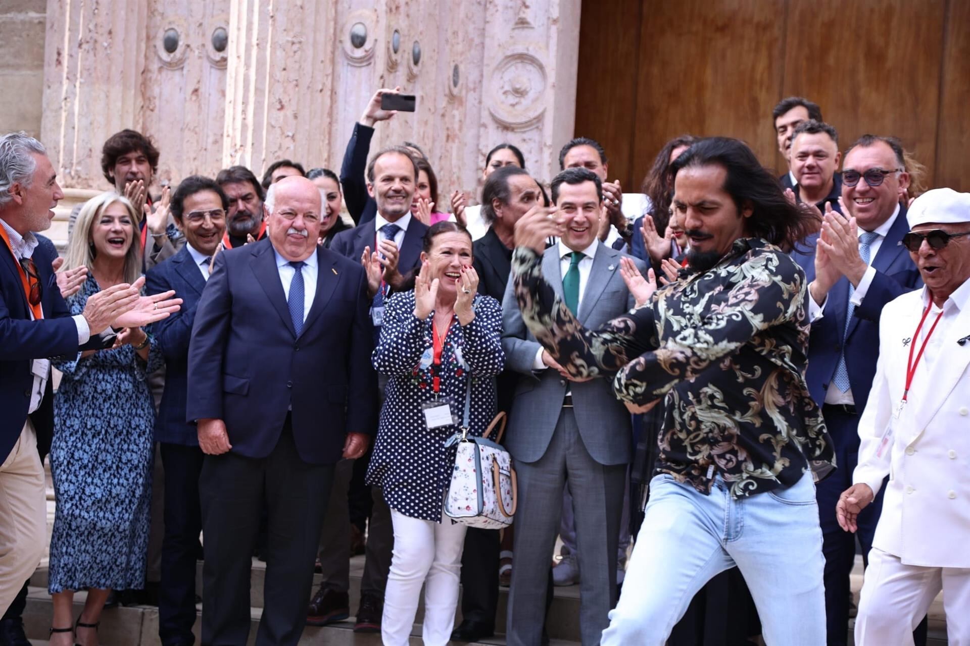 El bailaor Farruquito, este miércoles en el Parlamento de Andalucía tras la aprobación de la Ley Andaluza del Flamenco, en presencia del presidente de la Junta de Andalucía, Juanma Moreno.