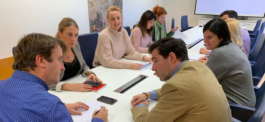 El alcalde, Jesús Moreno y la concejal de Deportes, Montse Teba
