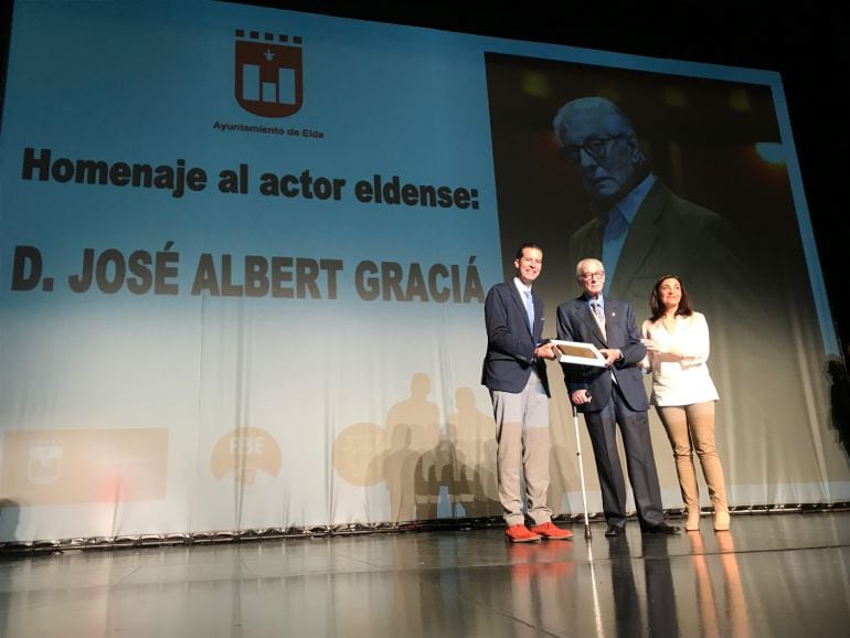 José Albert Graciá ha recibido una réplica de la placa que aparece en el palco dos del Teatro Castelar de Elda