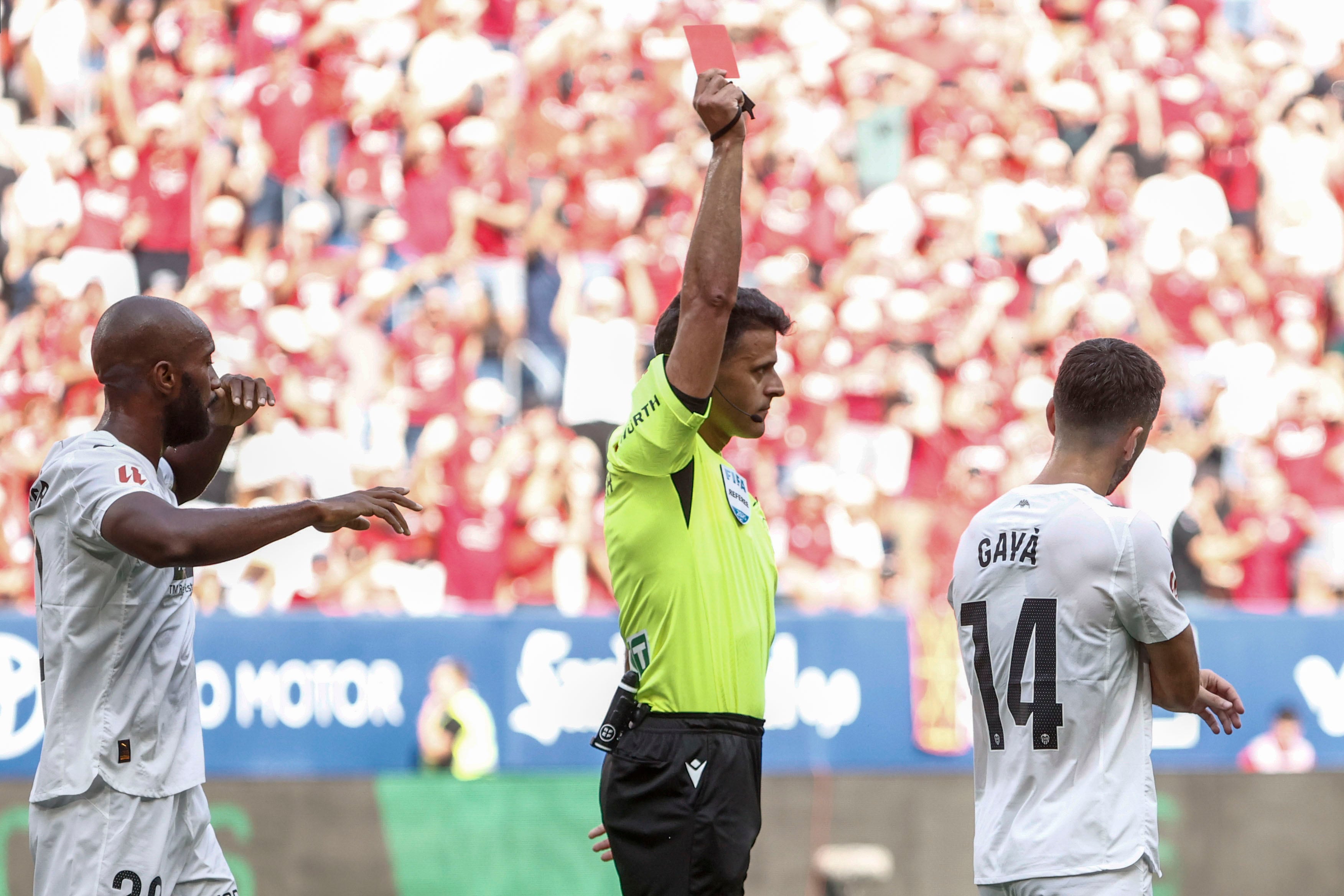 José Luis Gayà, expulsado durante el Osasuna-Valencia