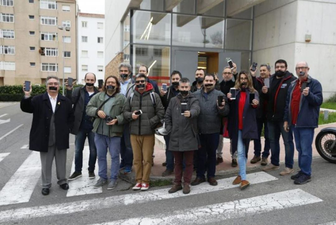 Periodistas menorquines protestando ante los juzgados