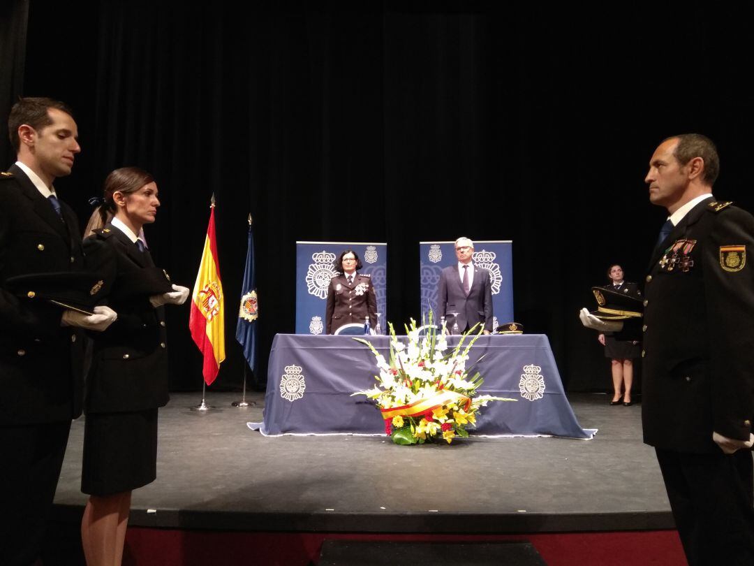 Montserrat Marín, Comisaria Provincial y Ángel Miguel Gutiérrez, Subdelegado del Gobierno, presiden los actos del patrón de la Policía Nacional