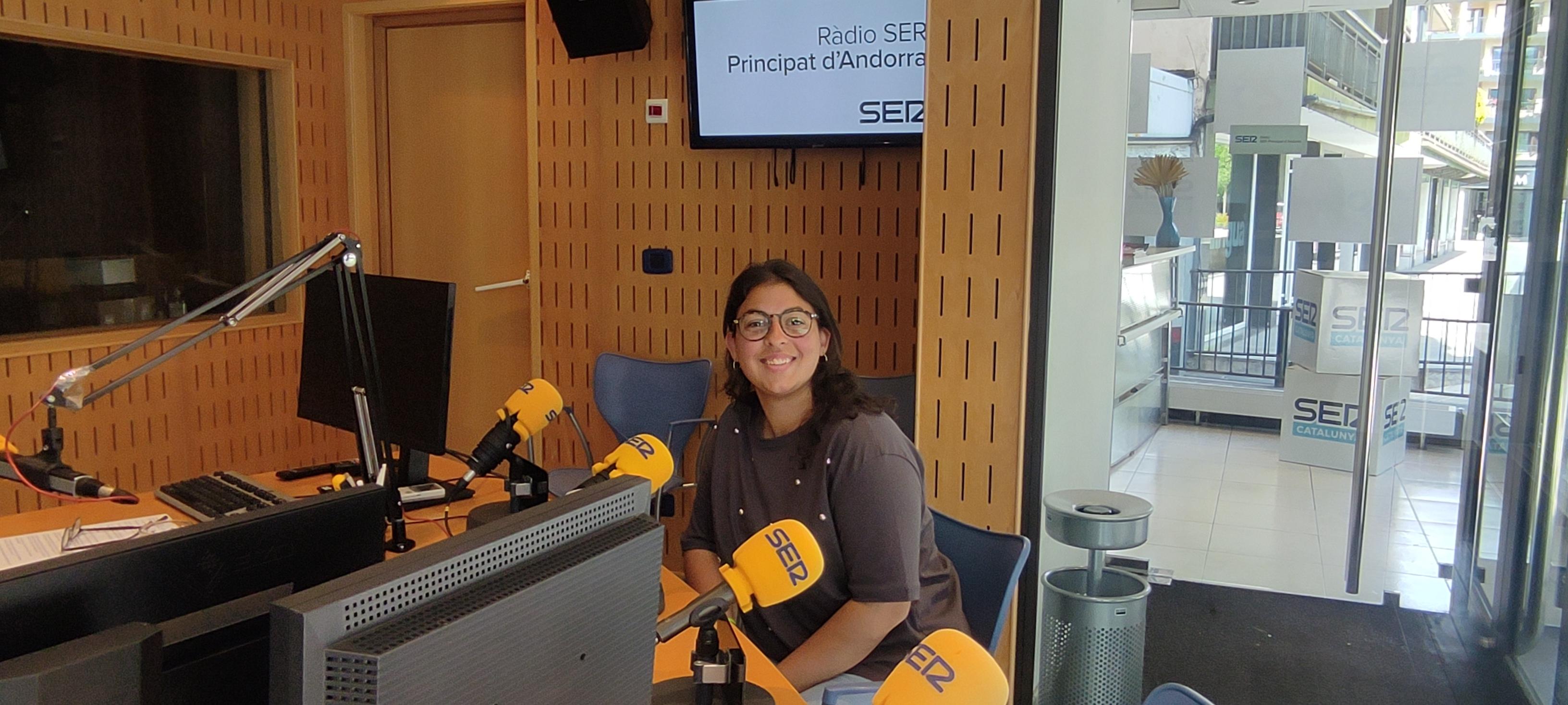 Judith Carmona als estudis de la SER durant l&#039;entrevista d&#039;Amb Veu de Dona