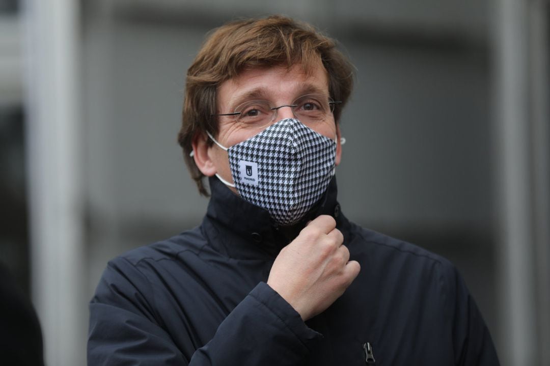 El alcalde de Madrid, José Luis Martínez-Almeida, en el acto del minuto de silencio convocado por el Ayuntamiento de Madrid como muestra de “repulsa y condena” por el asesinato machista de una menor, en la plaza de Cibeles, a 4 de enero de 2022, en Madrid (España)