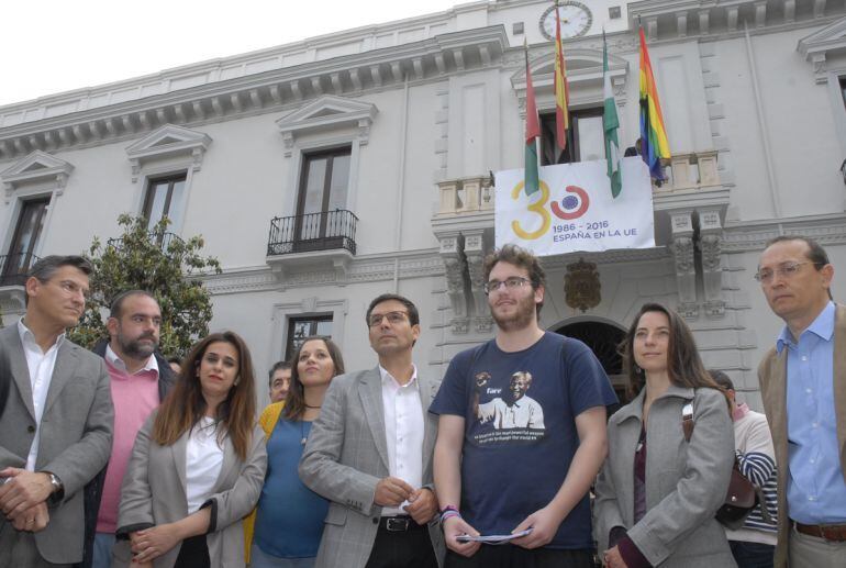 Izado de la bandera gay en el Día Mundial Contra la Homofobia en Granada