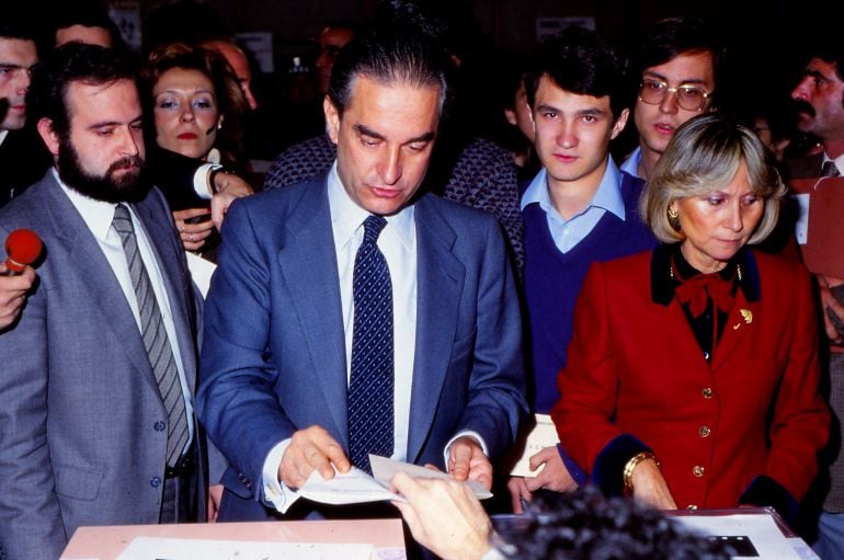 El exministro Landelino Lavilla vota durante las elecciones de 1982