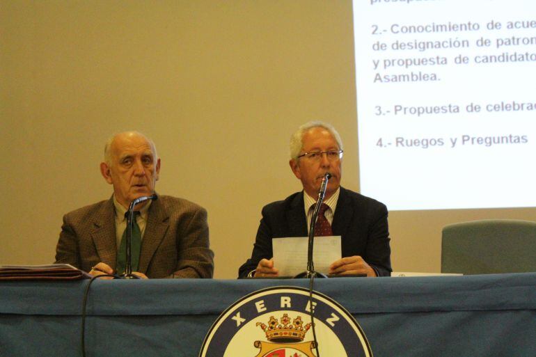 Rafael Coca presidiendo una asmblea general de socios del club