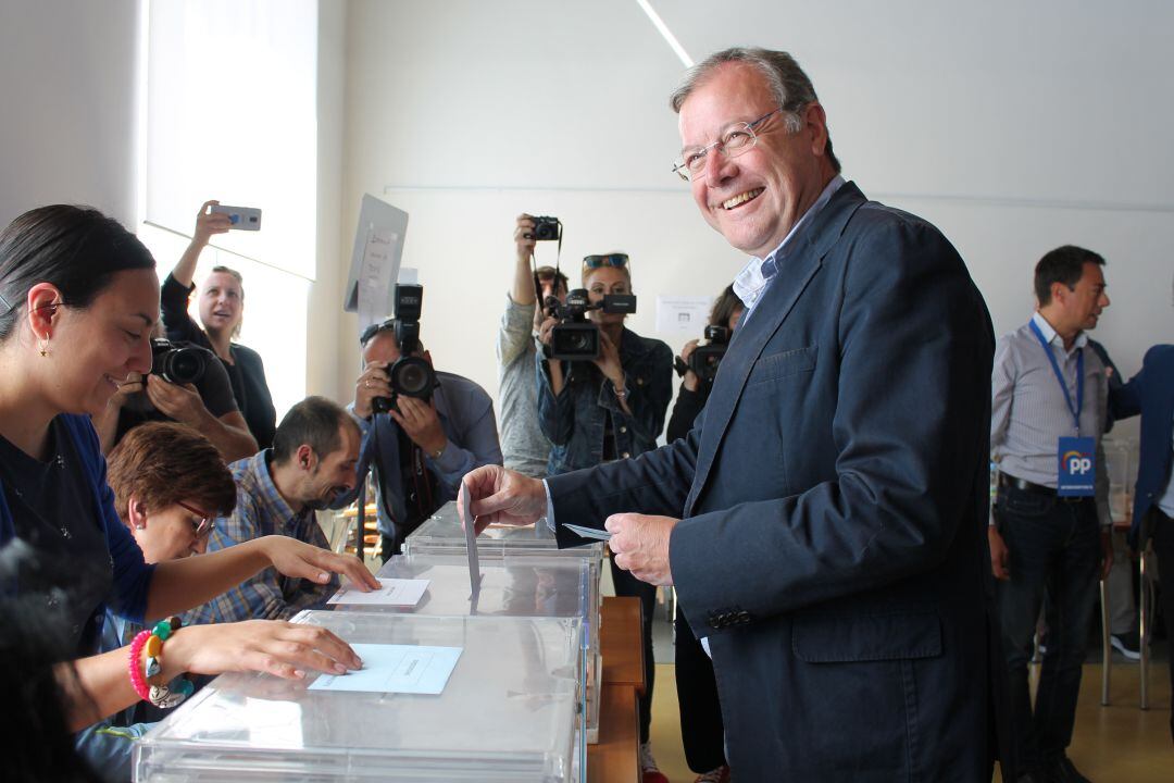 Silván ejerciendo su derecho al voto el pasado 26M