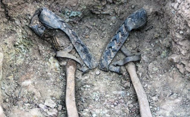 Las albarcas de una persona ejecutada en el cementerio de Pomer (Zaragoza)